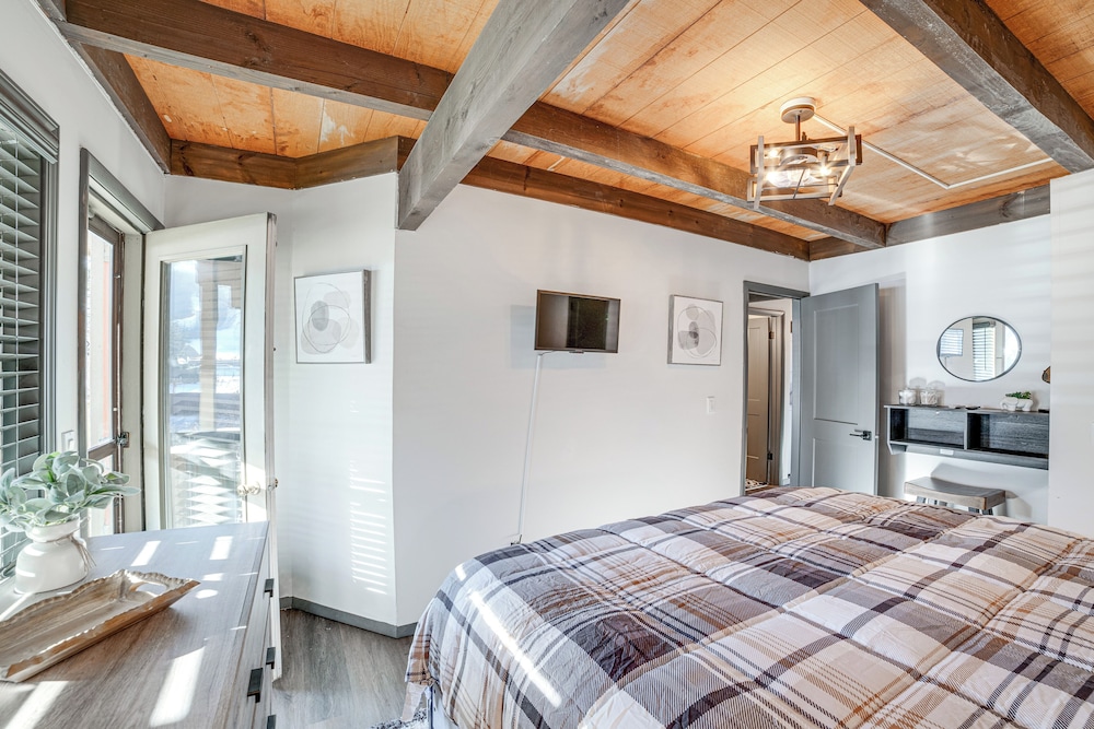 Chic Greek Peak Ski Resort Townhome w Balconies - photo 21