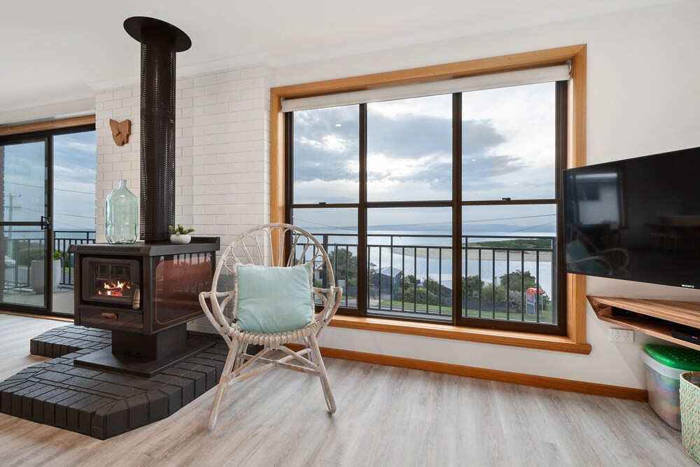 Granite Beach House — 4-Star Luxury Hotel in Coles Bay, Australia