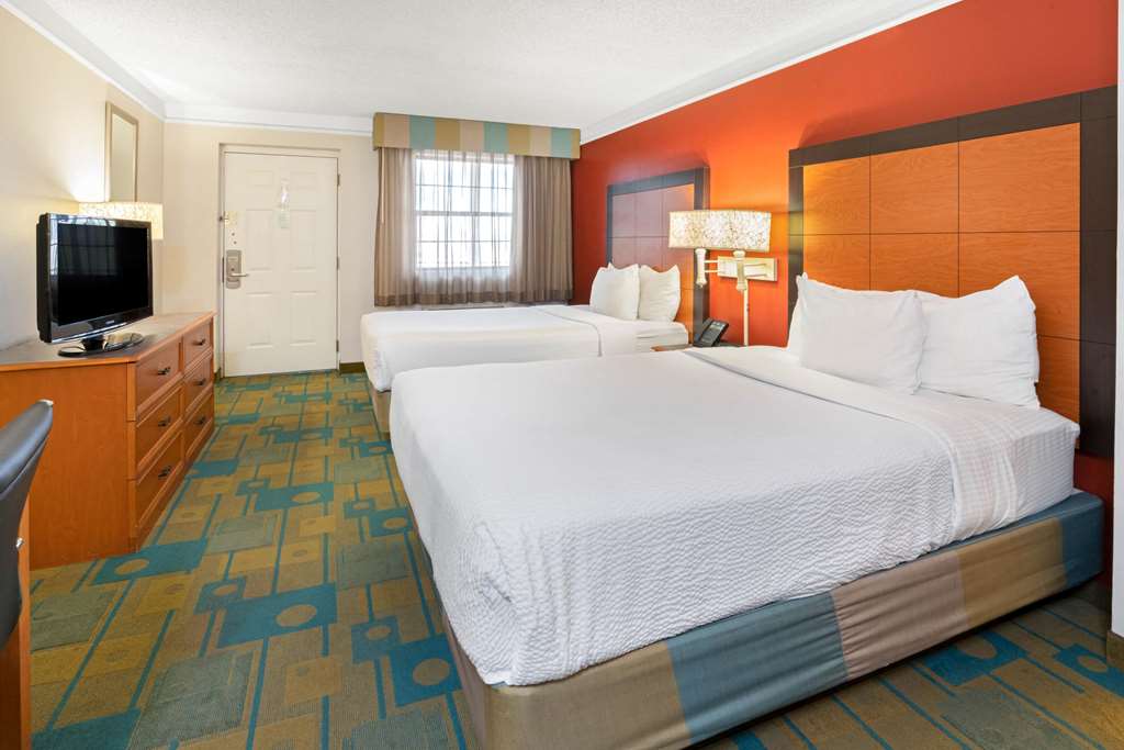La Quinta Inn by Wyndham Phoenix Sky Harbor Airport - photo 24
