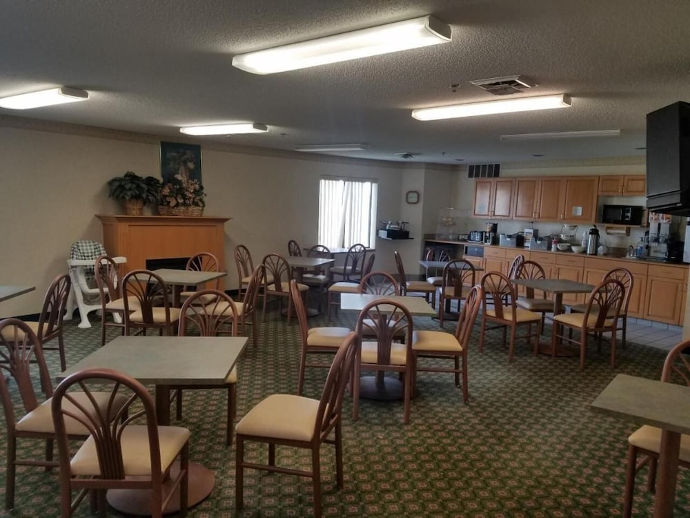Syracuse Inn & Suites - photo 30