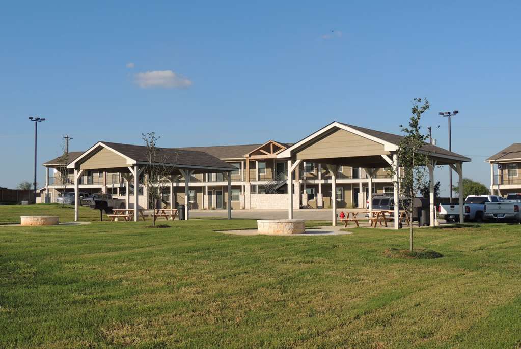 Eagle's Den Suites Carrizo Springs a Travelodge by Wyndham - photo 2