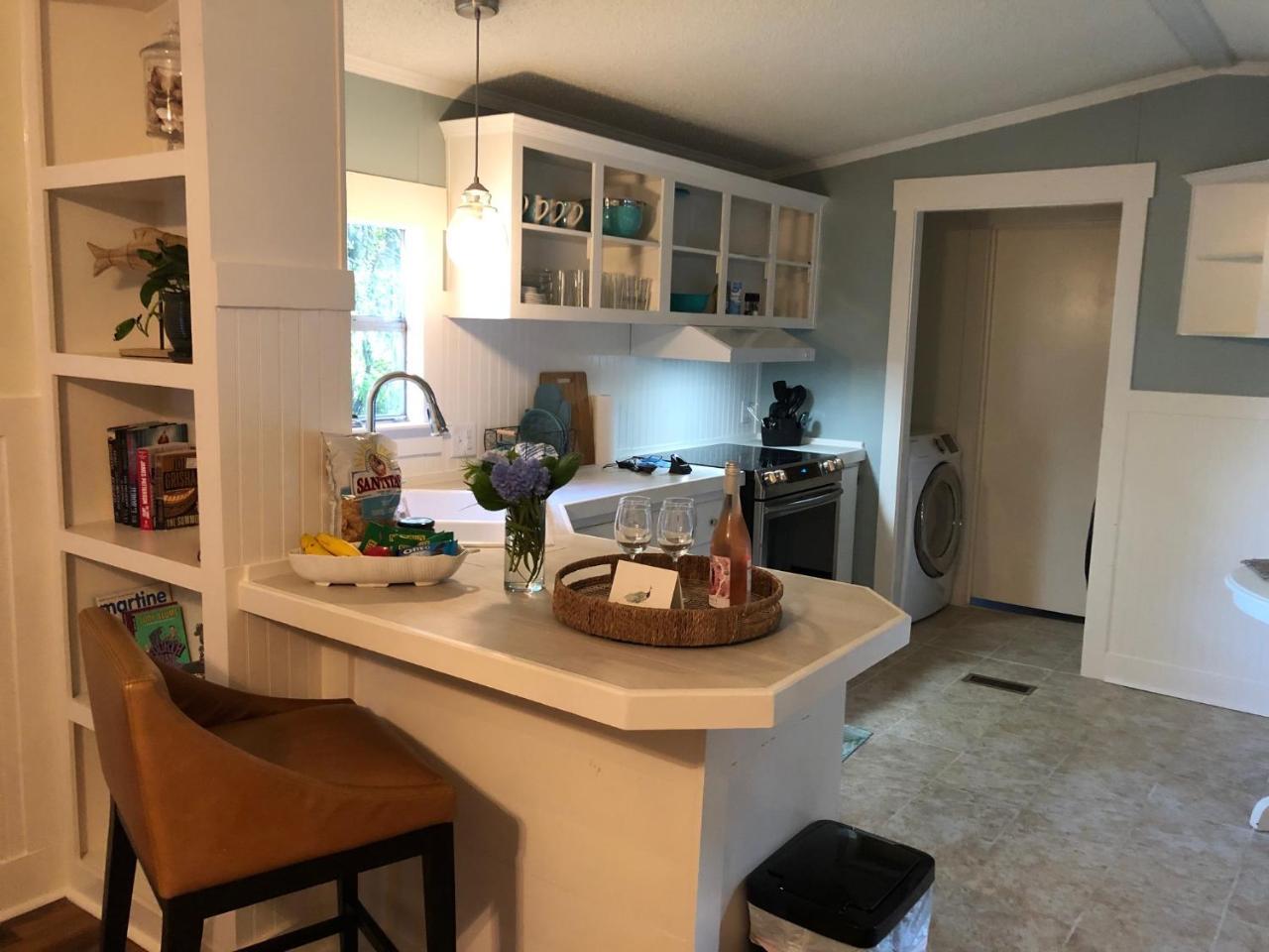Beaufort SC New Renovation Close to Parris Island Historic Downtown Beautiful Beaches Sleeps 7 in Beaufort, United States