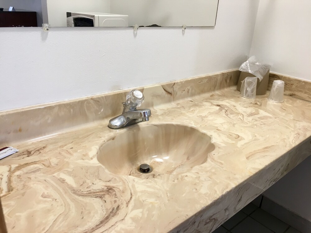 East Lake Inn - photo 13