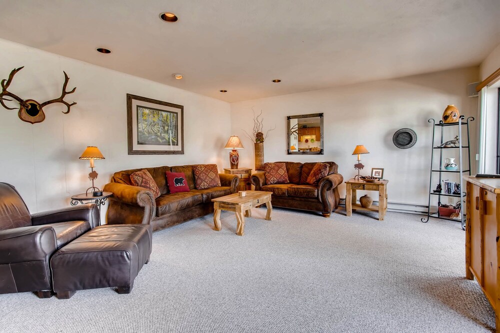 3 Br Unit With Fireplace & Mountain Views 3 Bedroom Condo No Cleaning Fee by RedAwning — 4-Star Luxury Hotel in Crested Butte, United States