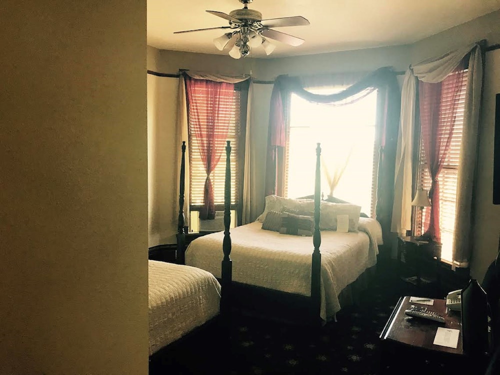 Campbell House Inn - photo 2