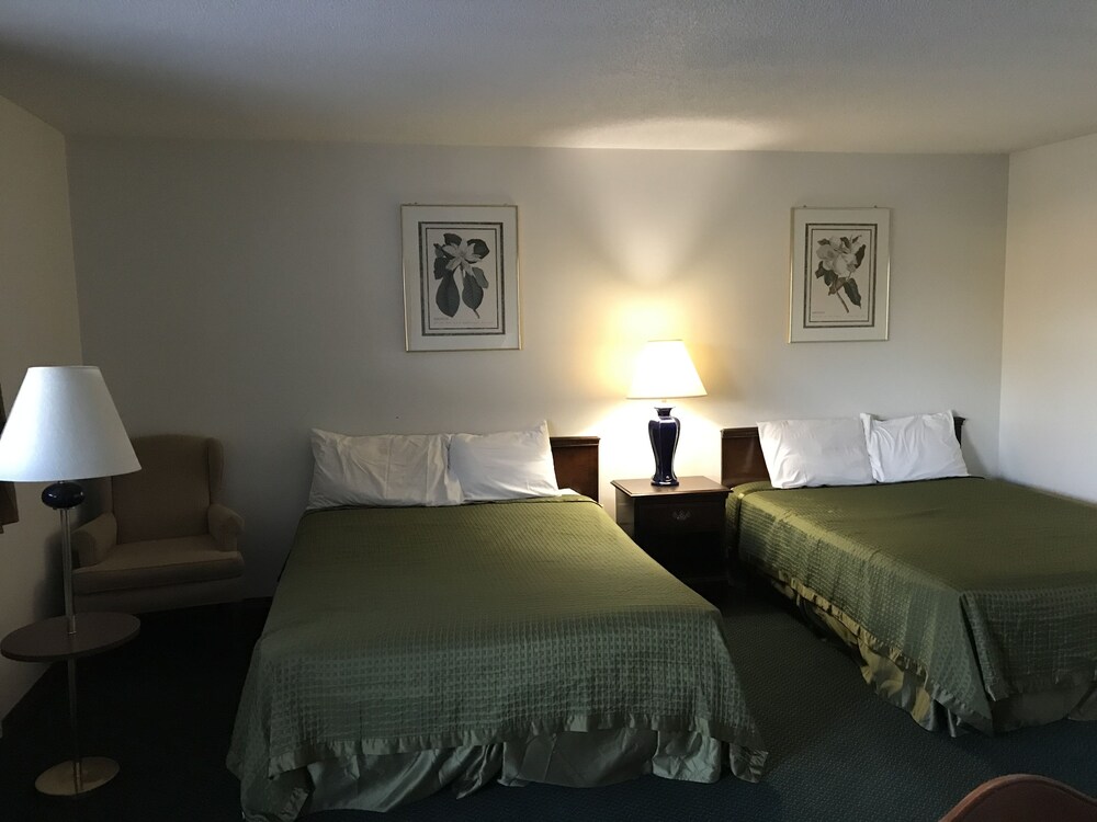 Colonial Inn Dyersville - photo 9