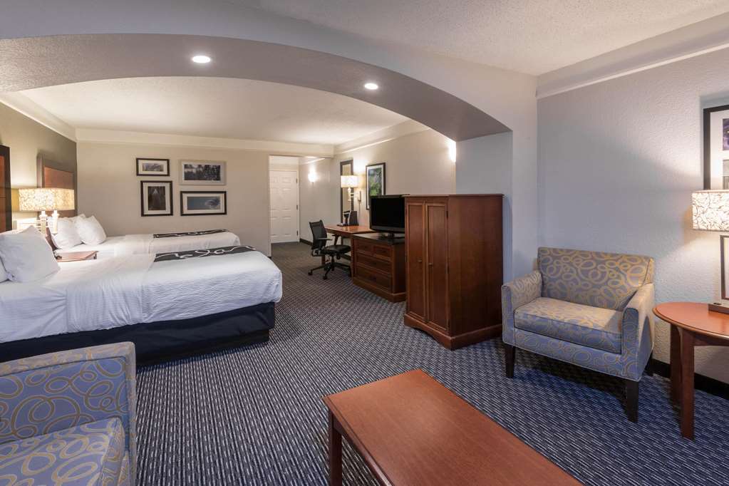 La Quinta Inn & Suites by Wyndham San Antonio Riverwalk - photo 37