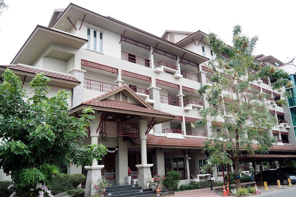 Rangsee Place — hotel in Salaya