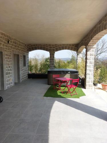 Le Mas des Roches Jacuzzi privatif in Joyeuse, France