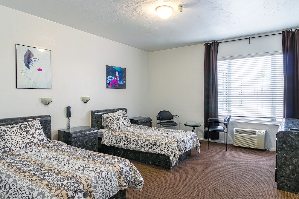 Tropics Hotel and Hostels - photo 9