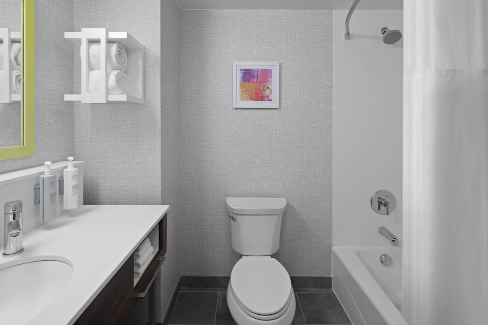 Hampton Inn & Suites Grand Rapids Airport 28th St - photo 17