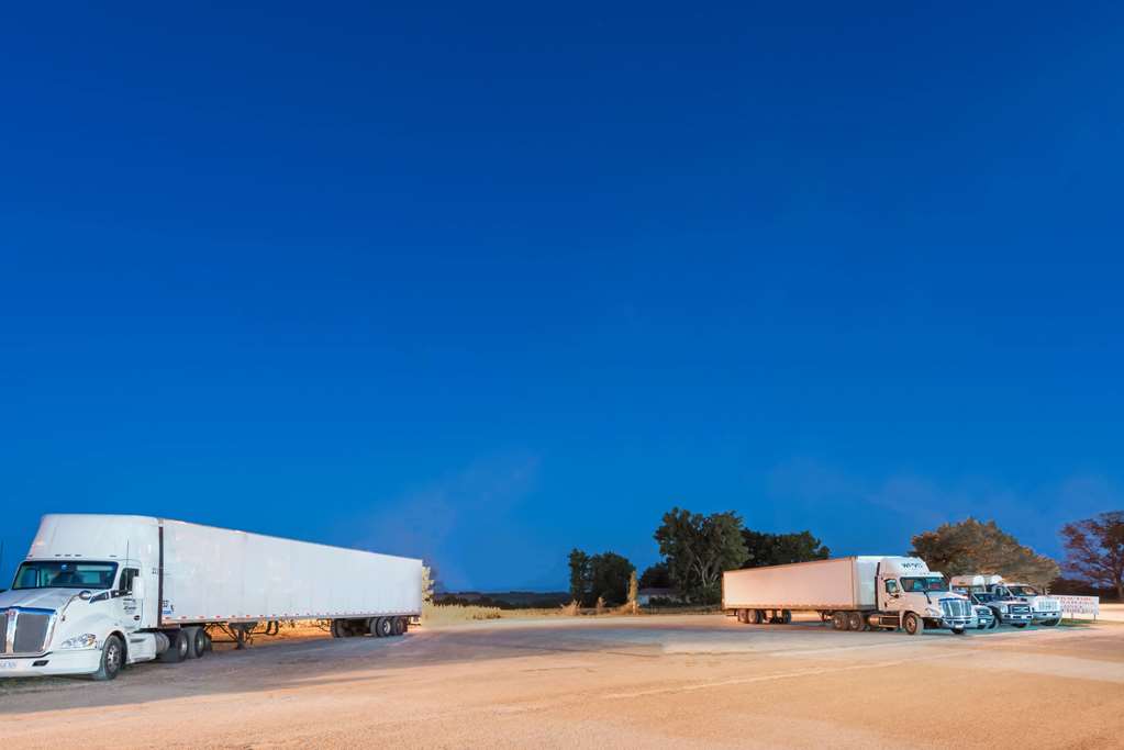 Super 8 by Wyndham Higginsville - photo 3