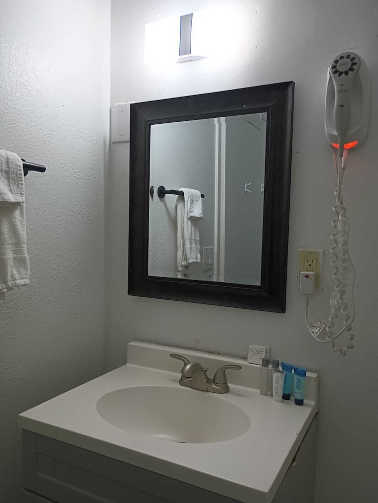 Cedar Inn & Suites - photo 57
