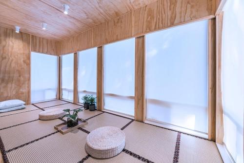 Three Tree Villa Central Location — 4-Star Luxury Hotel in Vancouver, Canada