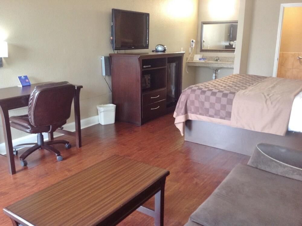 Americas Best Value Inn And Suites Houston Tomball Parkway - photo 12
