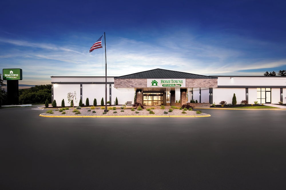 HomeTowne Studios by Red Roof & Conference Center Cortland - photo 36
