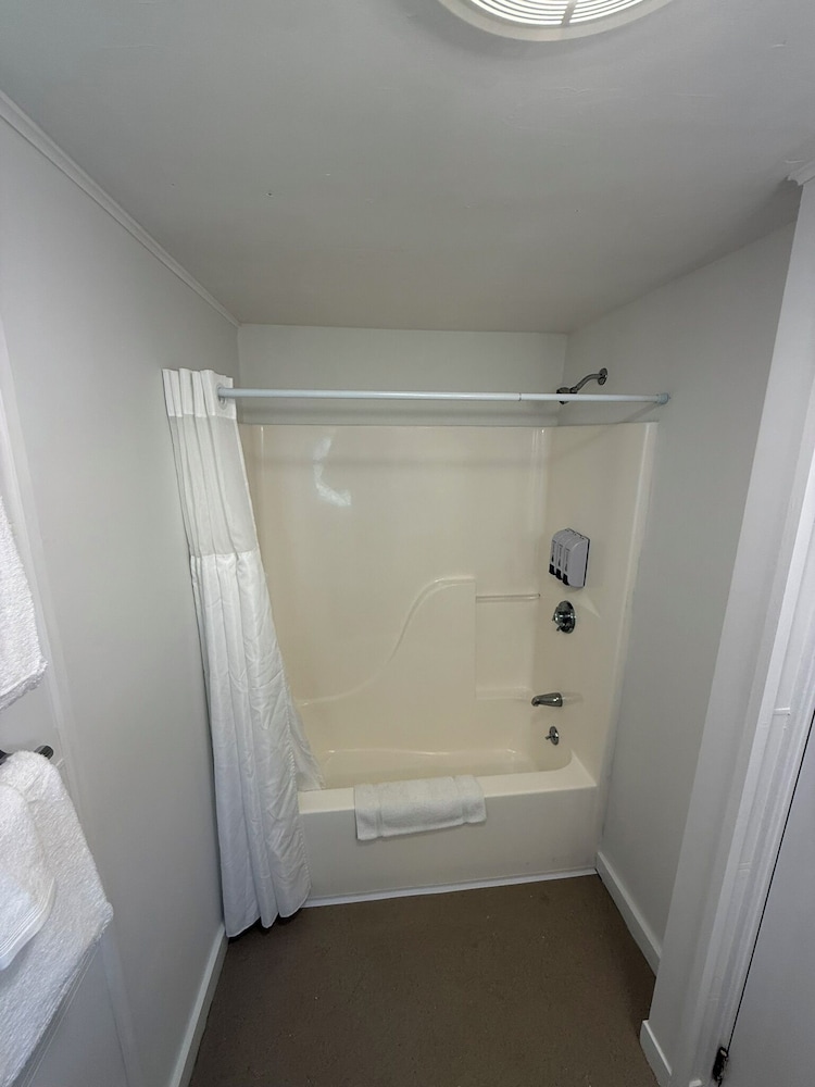 The Yardarm Motel - photo 24
