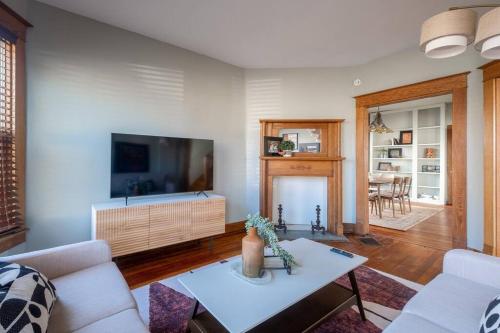 Robin's Egg Private Downtown Pet Friendly Gem - last minute hotel in Columbus