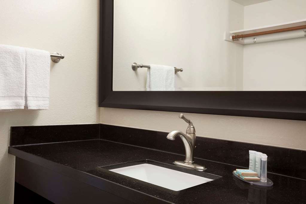 Travelodge by Wyndham Bakersfield - photo 14