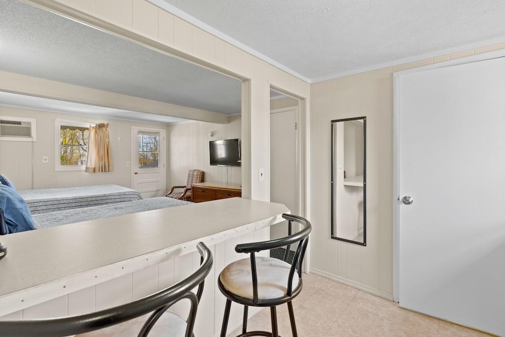 Beach Motel & Suites - photo 11