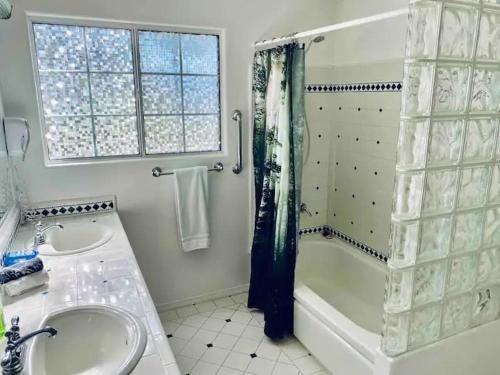Black Bear Suite Hot Tub Sleeps 4 affordable — 4-Star Luxury Hotel in Oakhurst, United States
