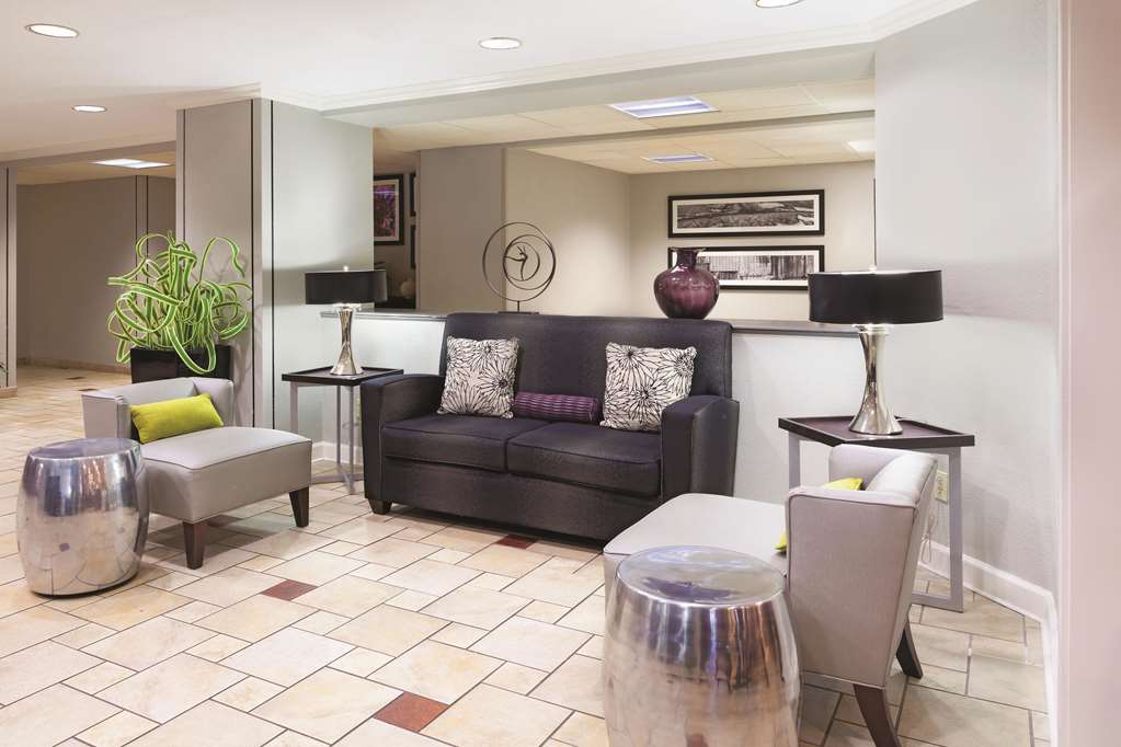 La Quinta Inn & Suites by Wyndham Miami Airport East - photo 9