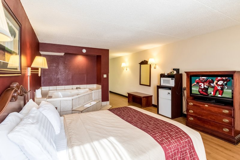 Red Roof Inn & Suites Terre Haute - photo 32
