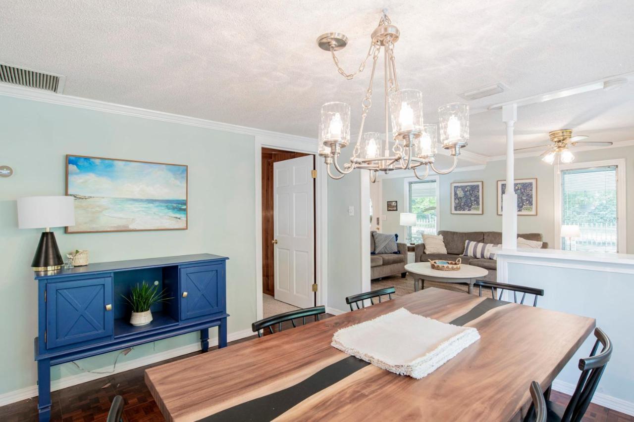 Dozing on Dog River River Access Dock Yard in Mobile, United States