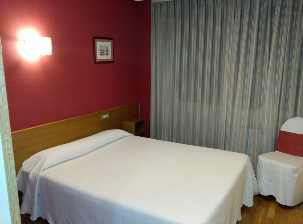 Hotel Fuente La Plata La Eria — Oviedo