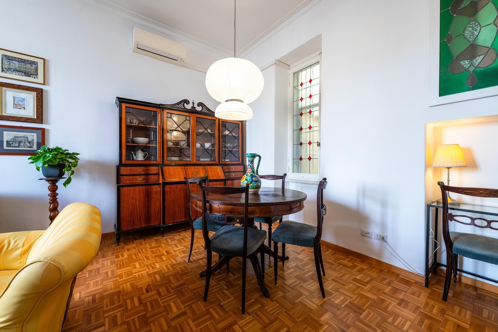 Casa Emme in Rome With 2 Bedrooms and 1 Bathrooms — 4-Star Luxury Hotel in Rome, Italy