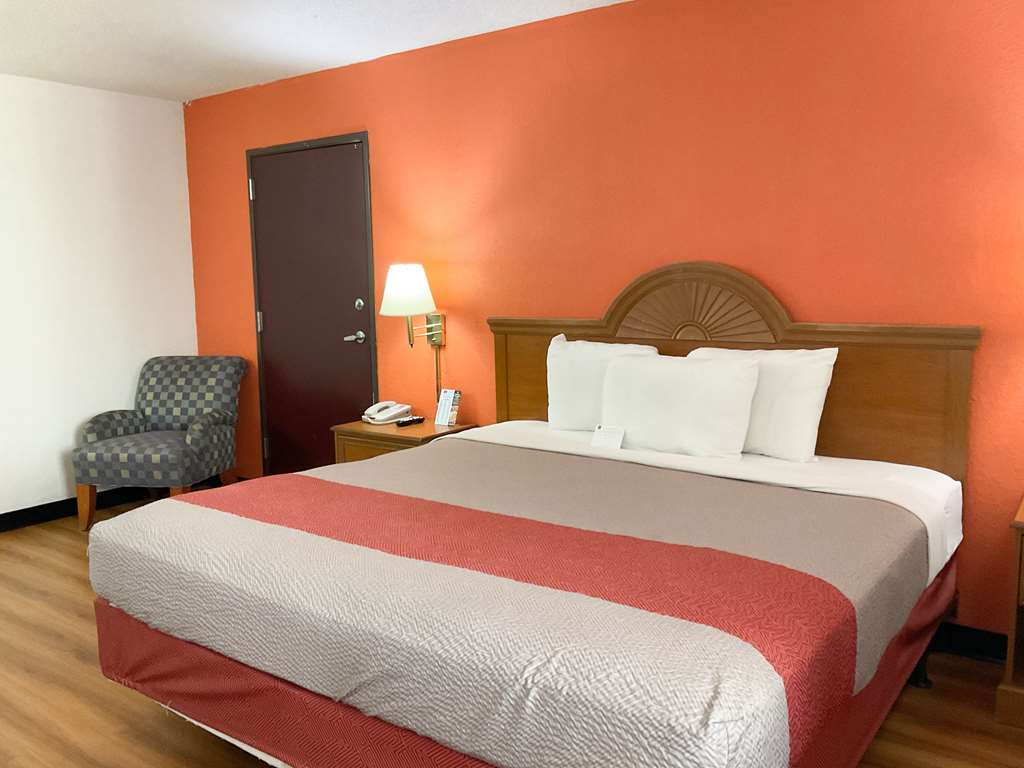 Motel 6 Hannibal MO - photo 8