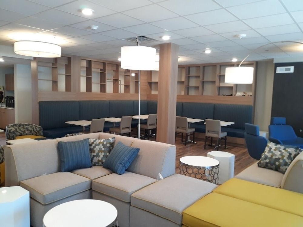 Microtel Inn & Suites by Wyndham Woodland Park - photo 4