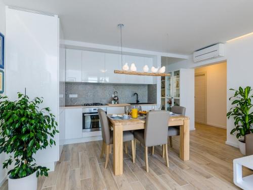 Apartments Lazarin Two Bedroom Apartment with Balcony and Sea View 1 Veliki