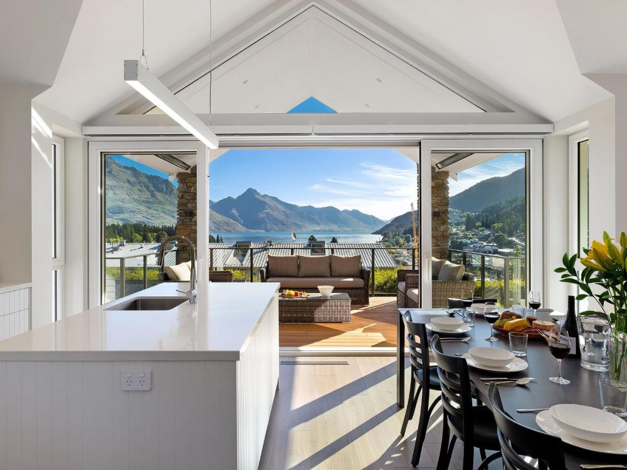 Stonehill Villa 5 Bed — 4-Star Luxury Hotel in Queenstown, New Zealand