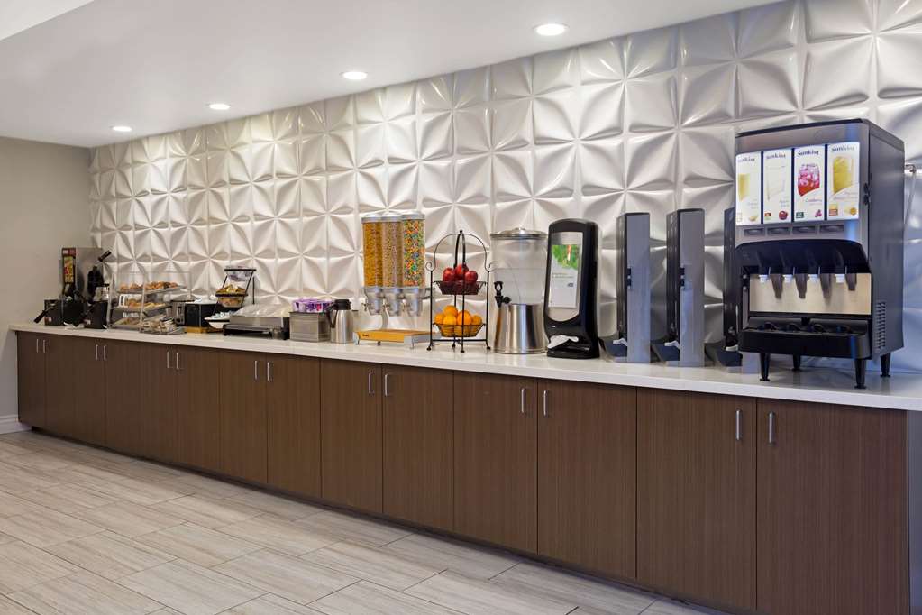 La Quinta Inn & Suites by Wyndham Visalia Sequoia Gateway - photo 50