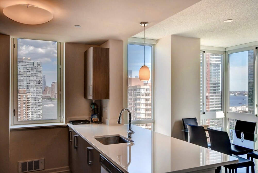 Global Luxury Suites at Newport - photo 23