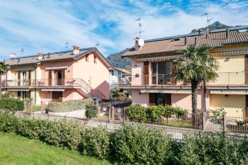 Villa Golden Lake 1 Just Few Steps From the Lake — 4-Star Luxury Hotel in Dervio, Italy