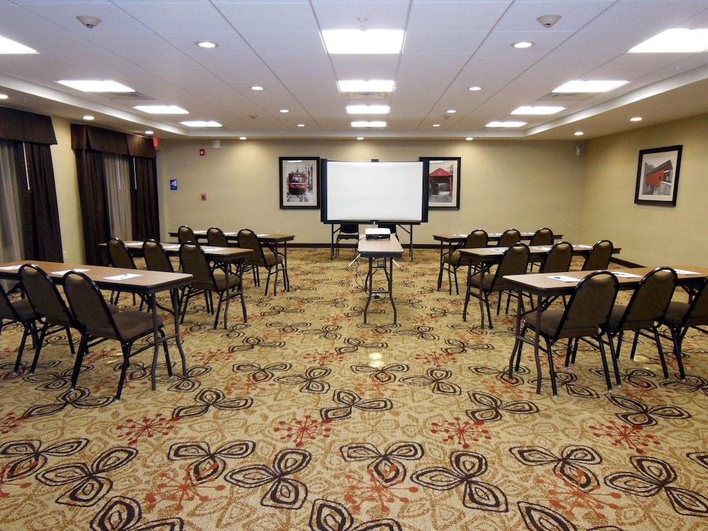 Holiday Inn Express & Suites Washington Meadow Lands by IHG - photo 36