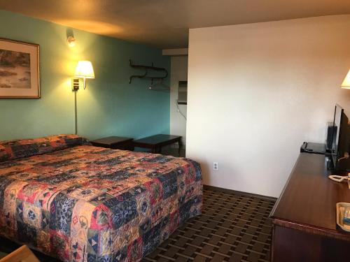 Hwy Express Inn & Suites - photo 9