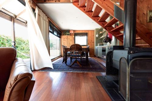 Rustic Barn by the Bay - carbon neutral hotel in Georgetown