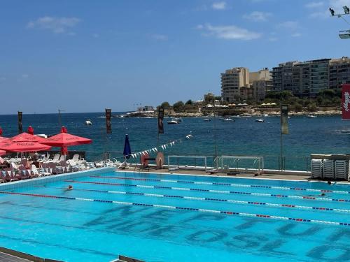 Duplex Penthouse Prime Location — 4-Star Luxury Hotel in San Giljan, Malta
