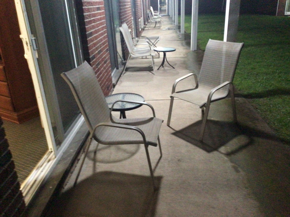 Colonial Brick Inn & Suites - photo 6