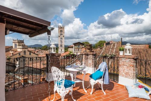 Rise and Smile Charming Penthouse — 4-Star Luxury Hotel in Lucca, Italy