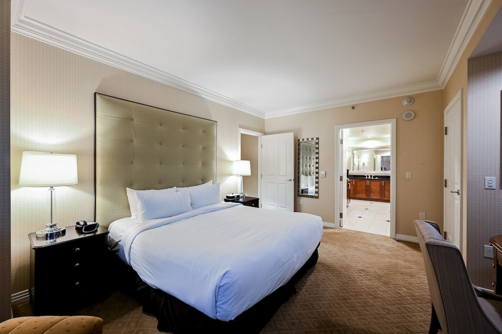 StripViewSuites at Signature - photo 8