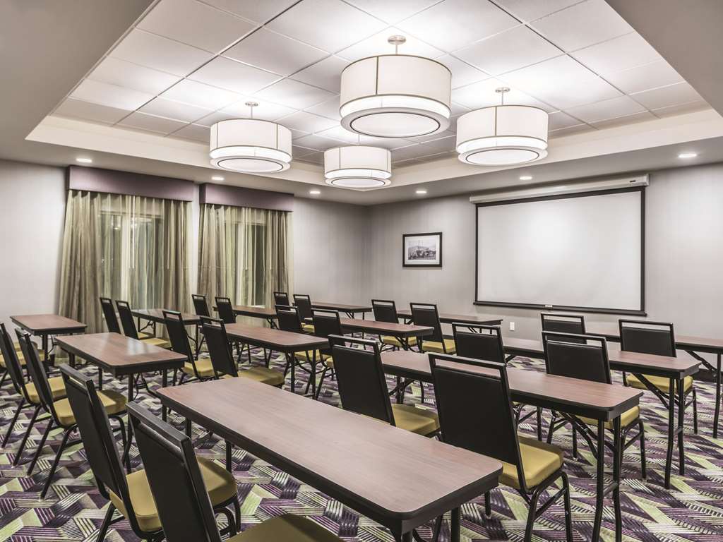 La Quinta Inn & Suites by Wyndham Walla Walla - photo 23
