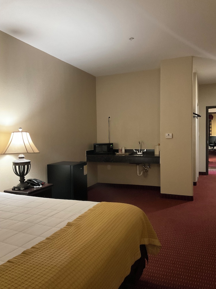 Yorktown Inn And Suites - photo 32
