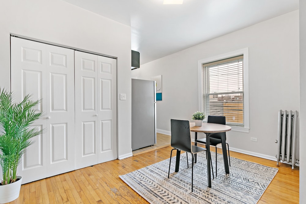 King Bed Full Kitchen Rogers Park 5mins Loyola - photo 14