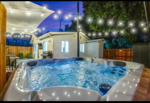 Modern Cottage Hot Tub Bistro Patio Putting Green Walk to All — 4-Star Luxury Hotel in Thousand Oaks, United States