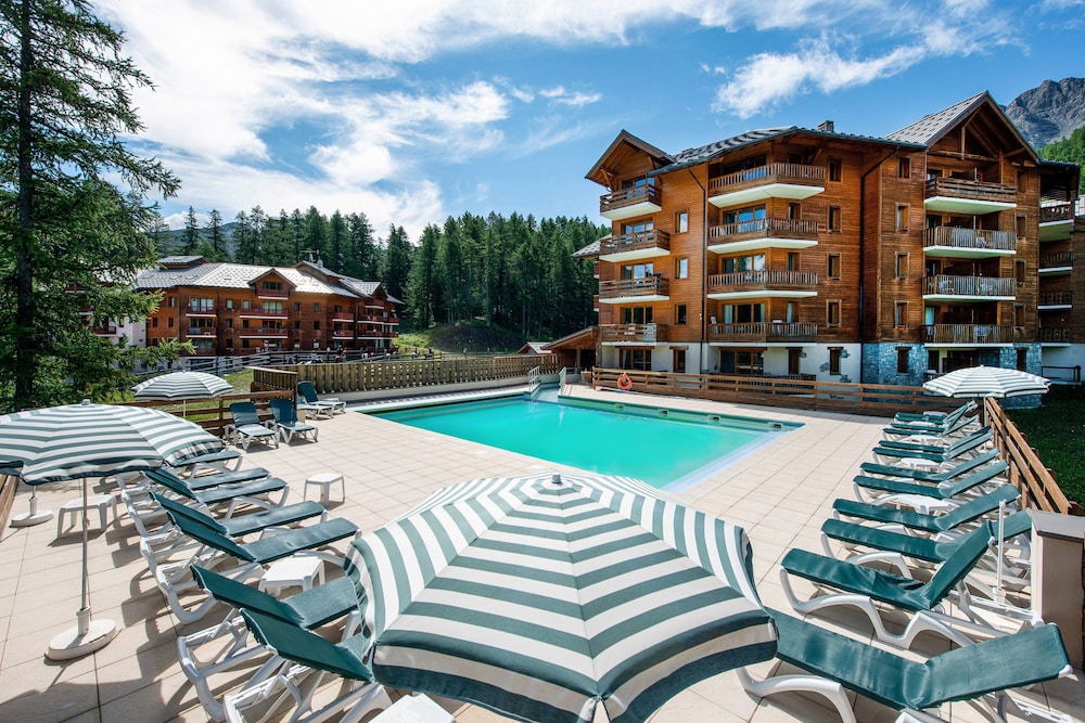 Résidence Pierre & Vacances l'Albane — 4-Star Luxury Hotel in Vars, France