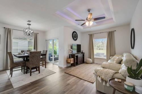 Family Villa King Bed 3 bedrooms 2baths 7 guests Close to Beaches Golfing Fishing — 4-Star Luxury Hotel in Rotonda West, United States